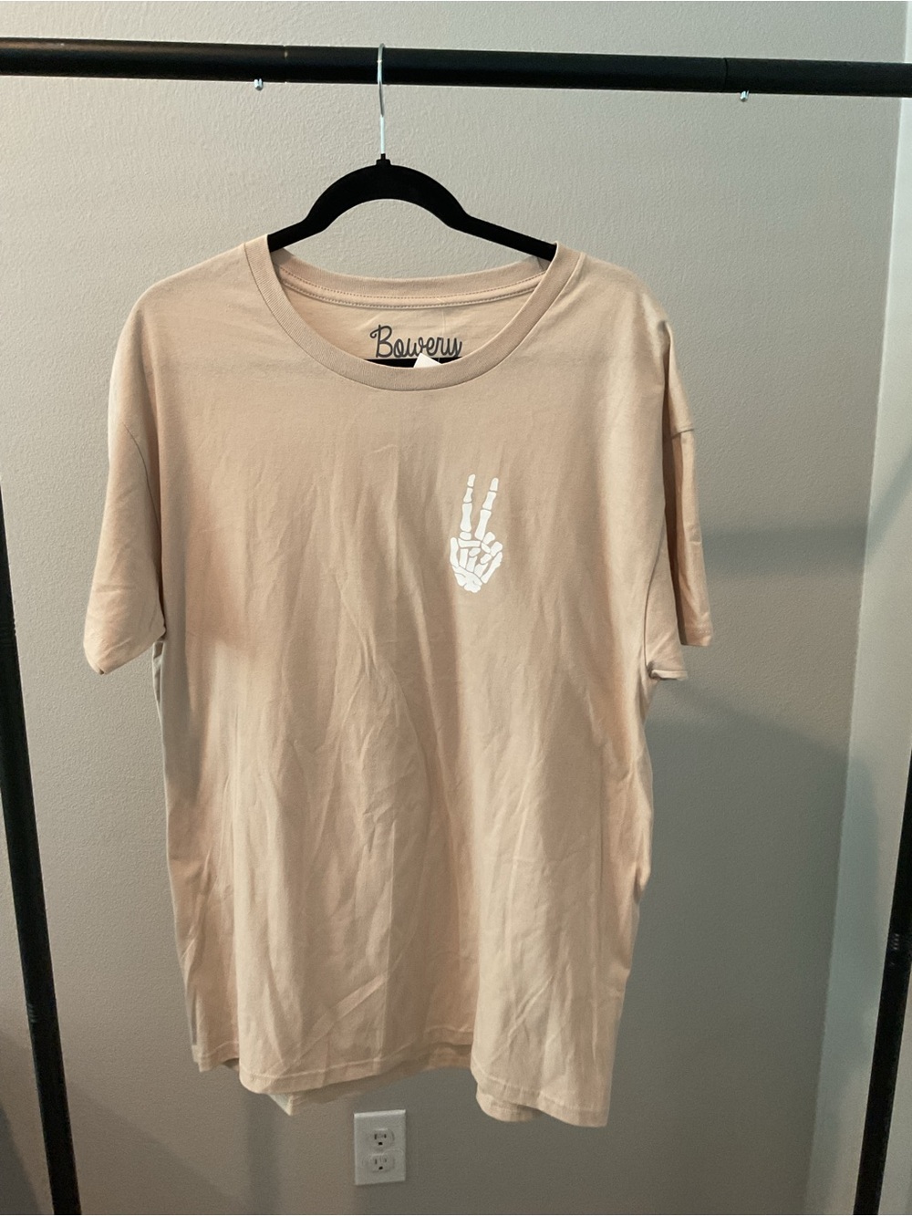 Bowery Beige Short-Sleeve Graphic Tee - Peace Skeleton Hand